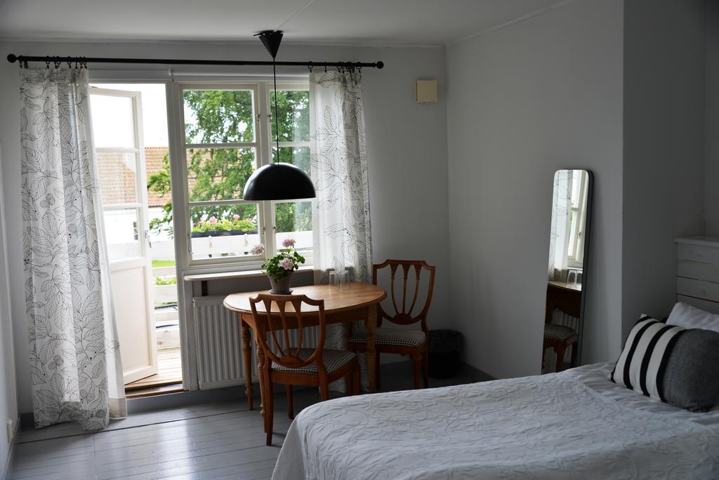 Onkel Enkels Pensionat Tomelilla Habitación foto